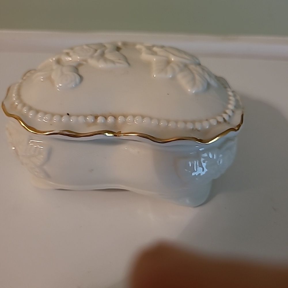 Porcelain Heart Box - Picture 5 of 8